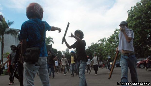Belasan OTK Penyerang Kampus UNM Tidung Makassar Masih Dikejar Polisi
